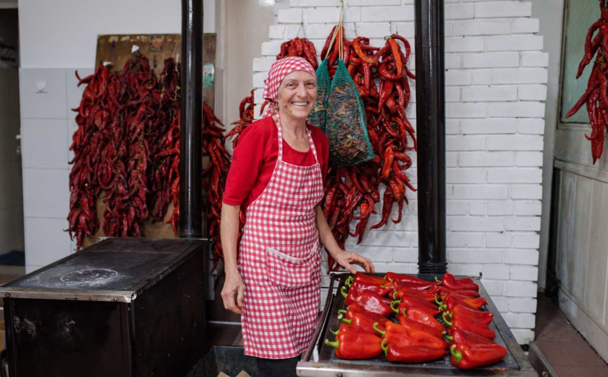 Slobodanka beim Rösten von Paprika für Bio Ajvar