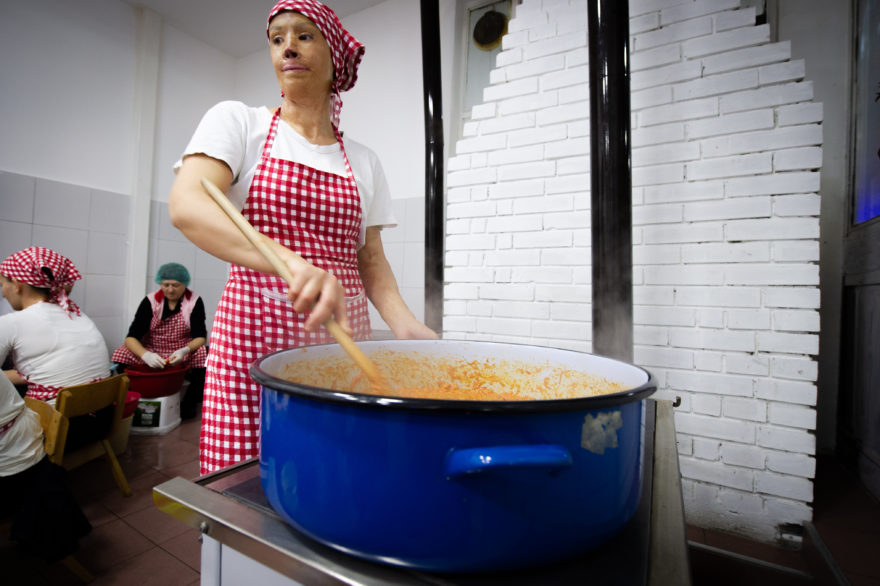 Eine Arbeiterin bei Radanska Ruža rührt Ajvar