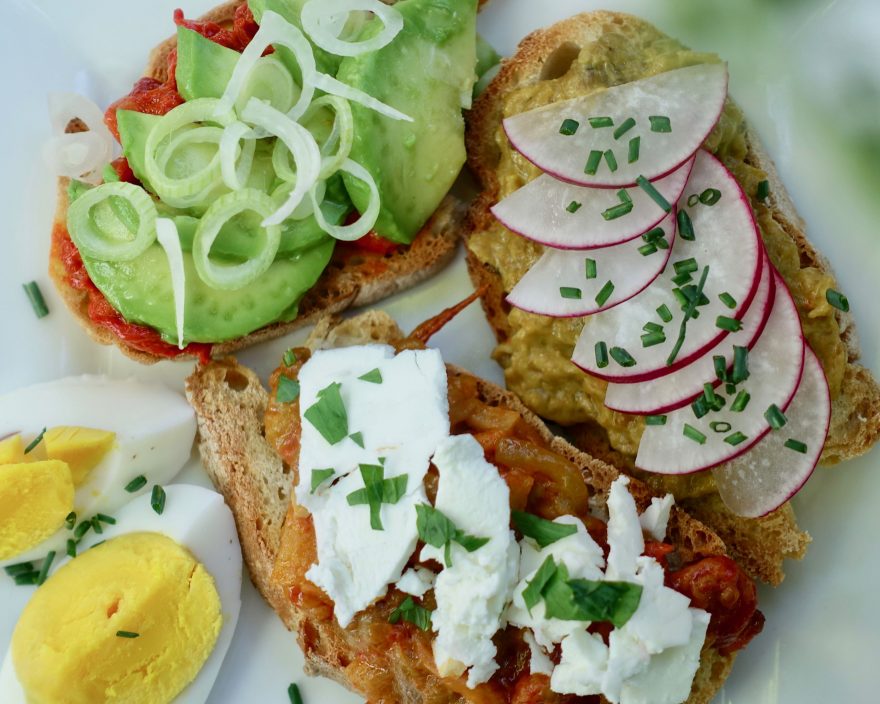 Ajvar-Brötchen mit Bio Ajvar, Malidano und Pindur von BioBalkan