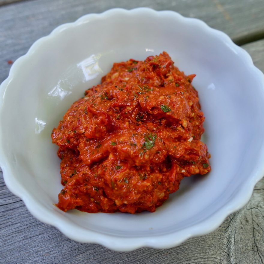 Pesto mit Bio Ajvar in einer kleinen Schüssel angerichtet