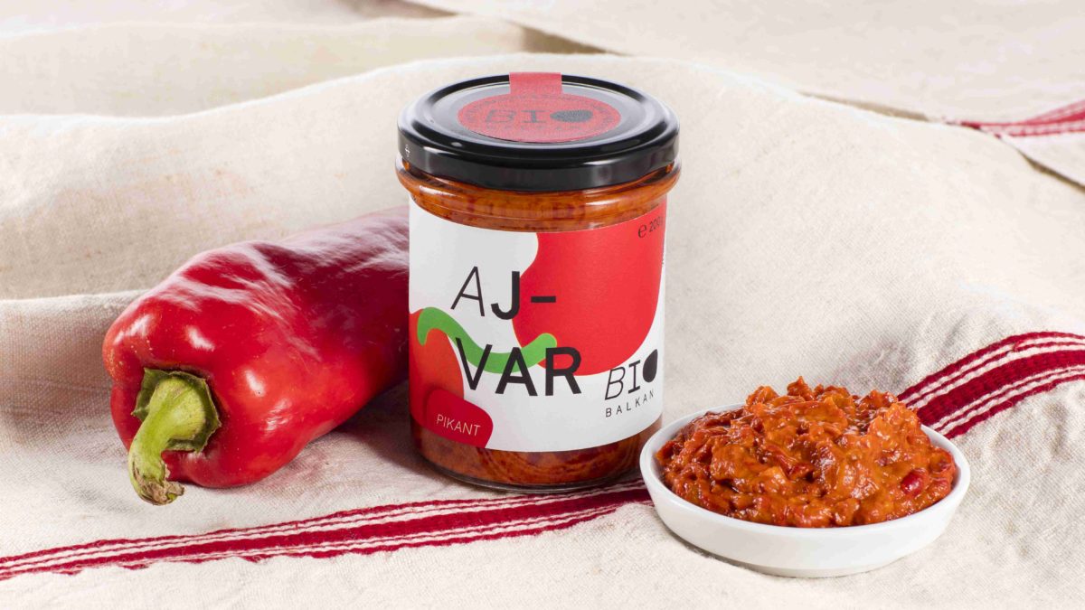 Bio Ajvar mit Paprika und altem Tischtuch