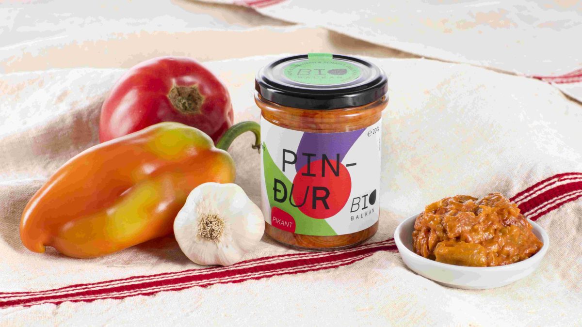 Bio Pinđur mit Paprika und altem Tischtuch