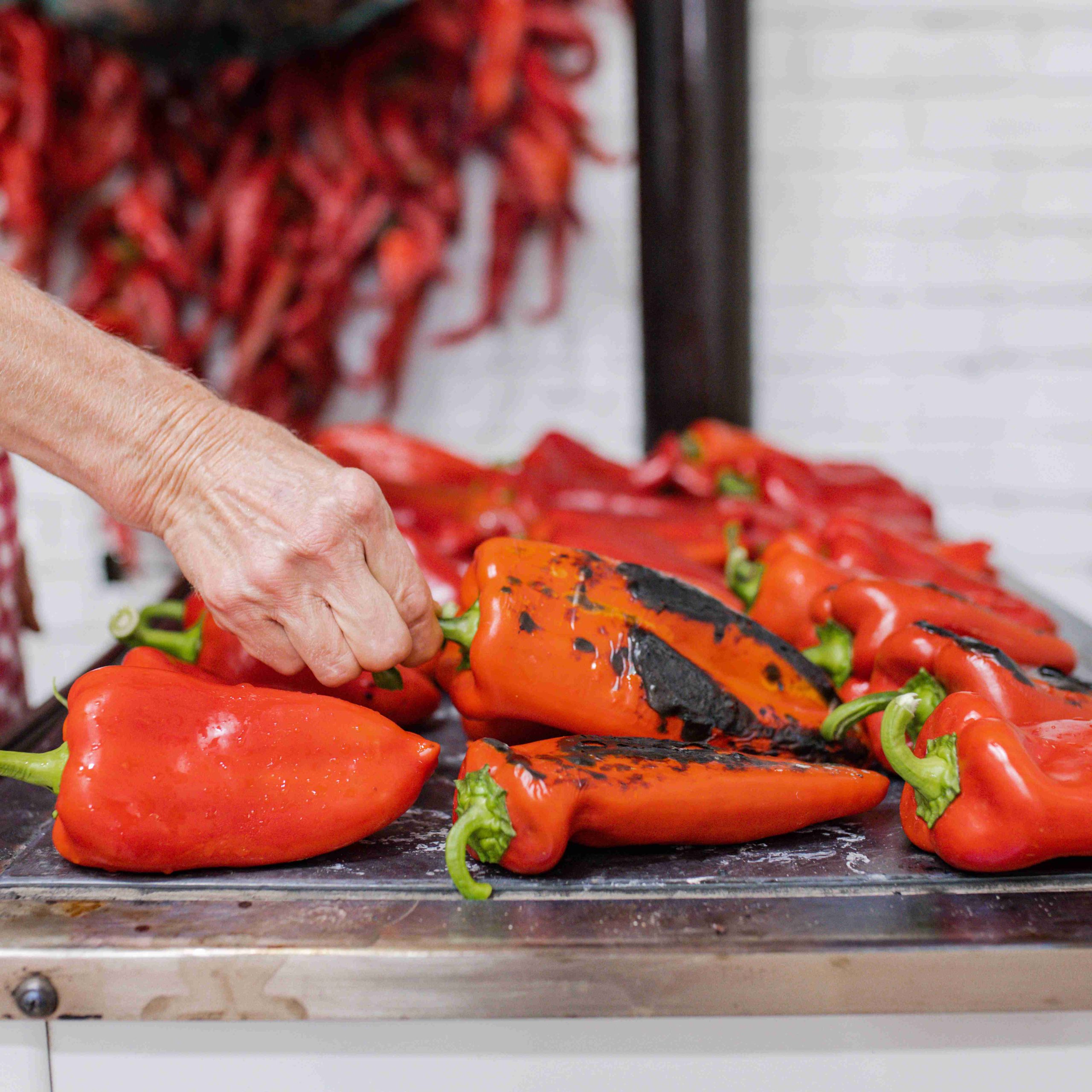 So wird Ajvar gemacht: Paprika am Holzherd rösten