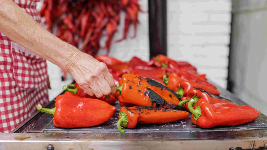 So entsteht Ajvar: Paprika am Holzherd rösten