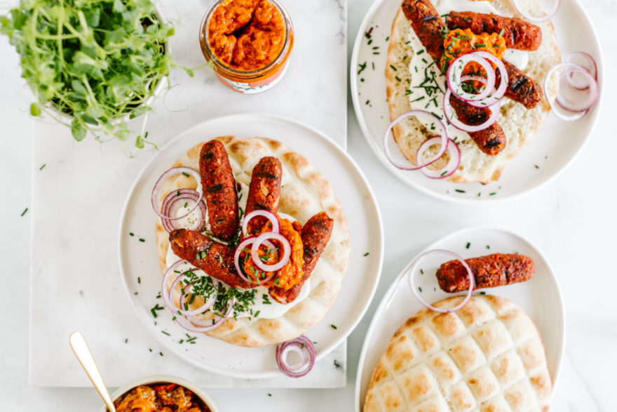 Vegane Ćevapčići am Tisch