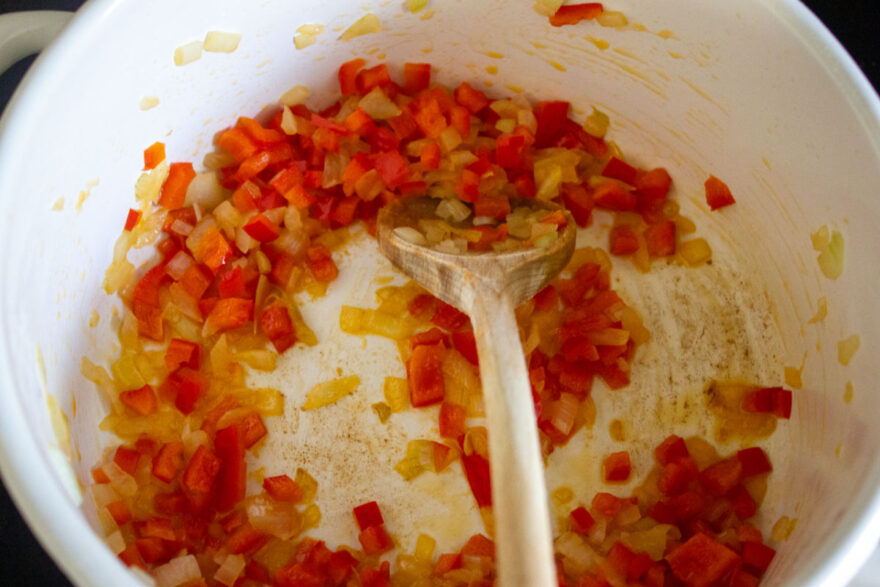 Für die Boranija röstet man im ersten Schritt Zwiebel und Paprika