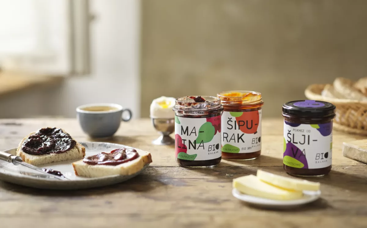 Frühstückstisch mit geretteten Fruchaufstrichen von BioBalkan