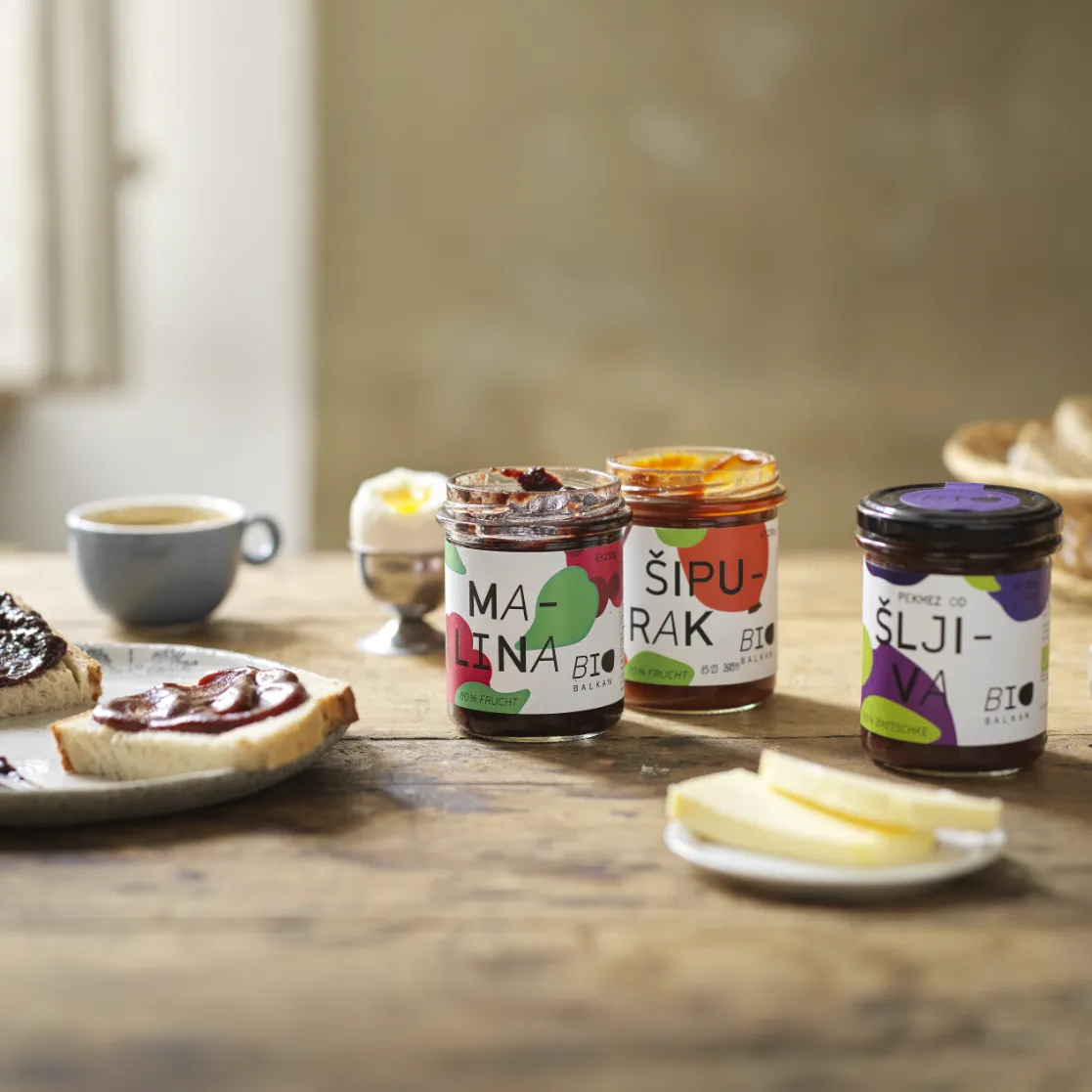 Frühstückstisch mit geretteten Fruchaufstrichen von BioBalkan