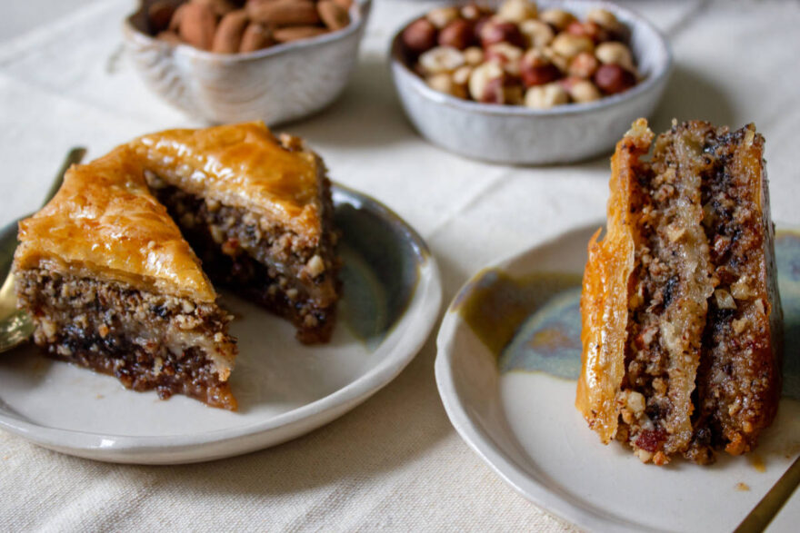 Die fertige Baklava mit Mandeln und Haselnüssen