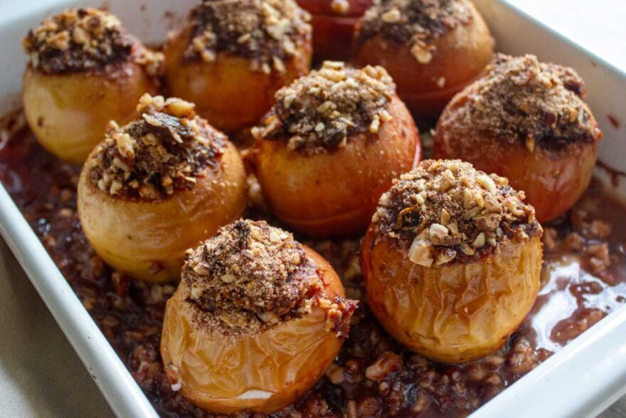 Die fertigen Bratäpfel mit Nüssen in Pflaumen-Sauce 
