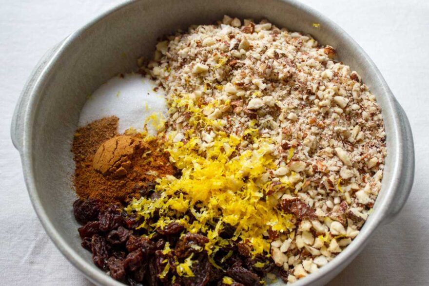 Die Füllung für Bratäpfel aus Nüssen, Zucker, Gewürzen und Zitronenschalen