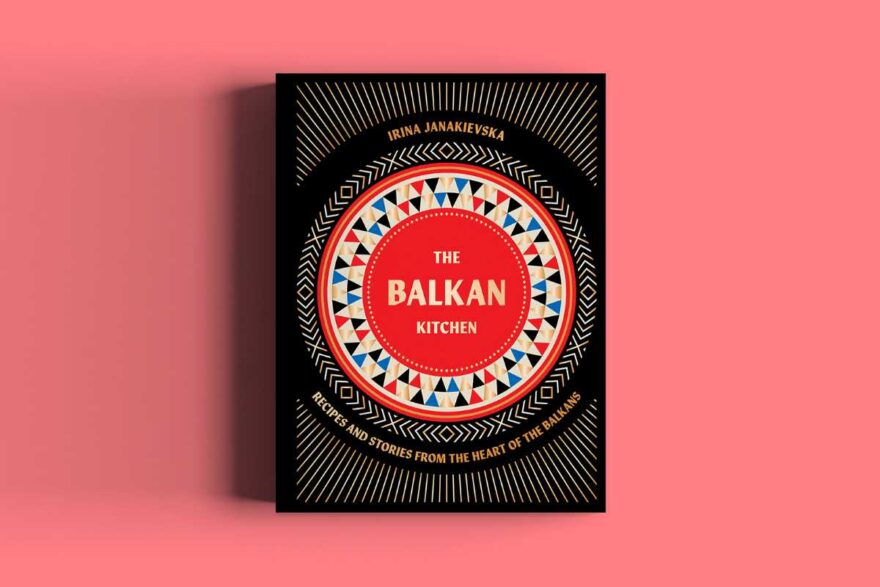Das Kochbuch The Balkan Kitchen von Irina Janakievska vor rosa Hintergrund 