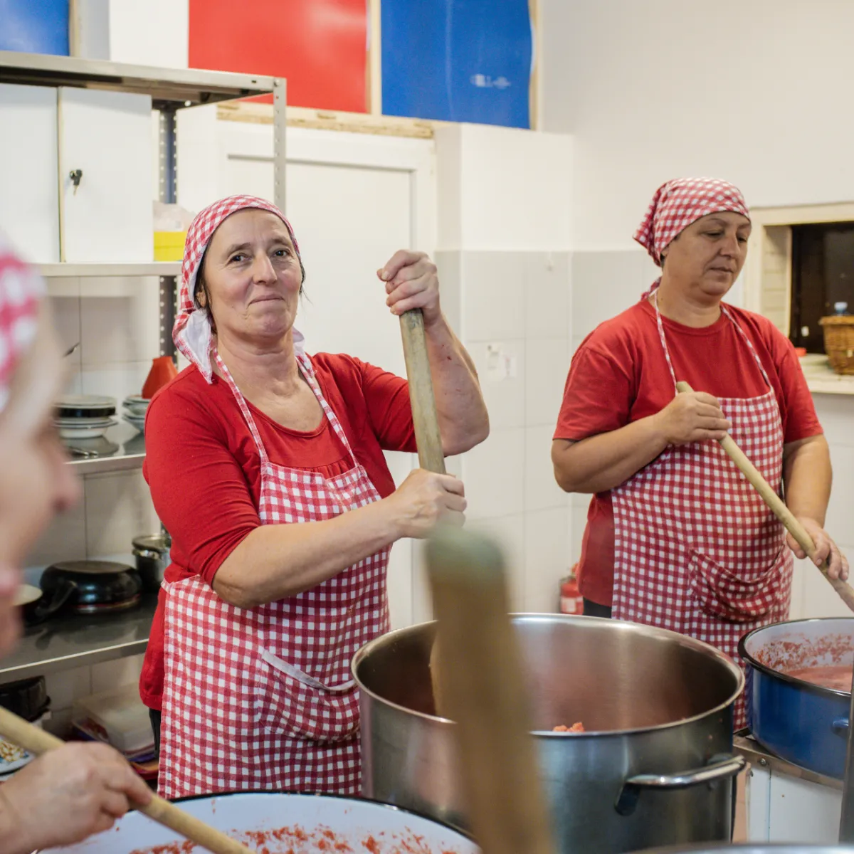 Köchinnen, die Paradajz zubereiten