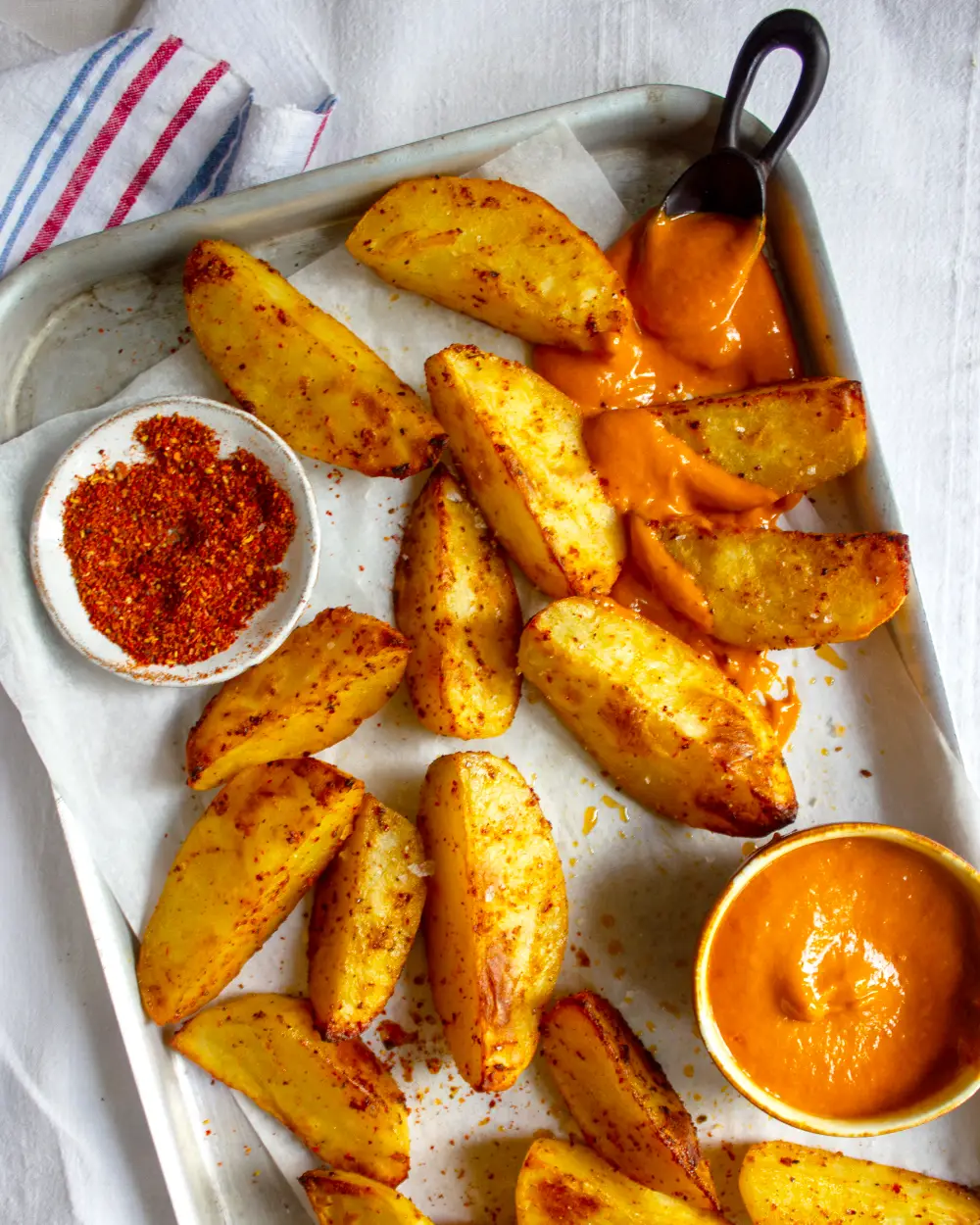 Kartoffelwedges mit Paprika von BioBalkan und Ajvar-Sauce