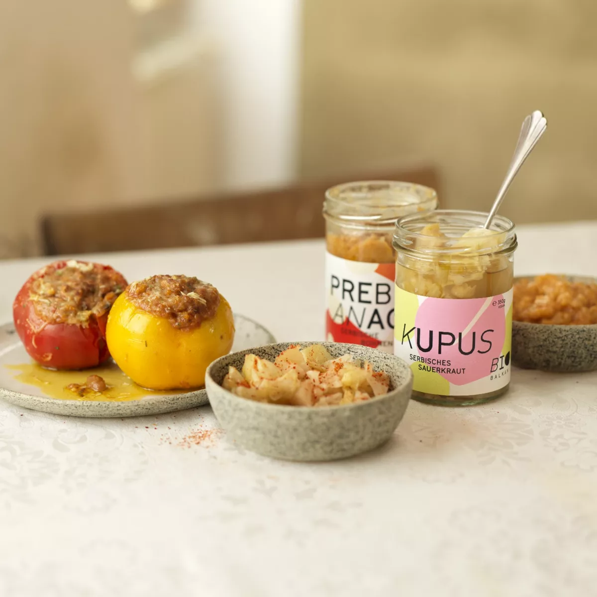 Gedeckter Tisch mit Prebranac, Kupus und gefüllten Tomaten