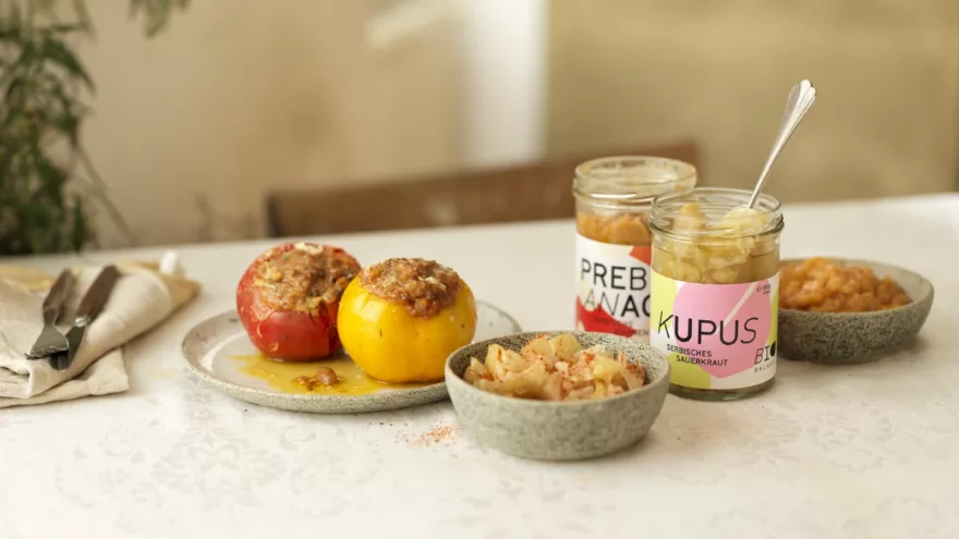 Gedeckter Tisch mit Prebranac, Kupus und gefüllten Tomaten