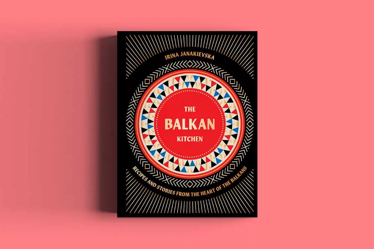 Das Kochbuch The Balkan Kitchen von Irina Janakievska vor rosa Hintergrund