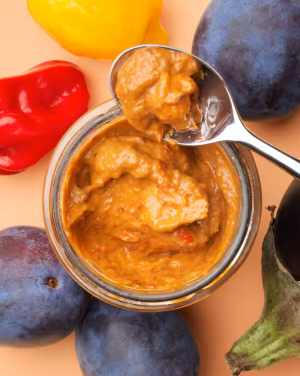 Blick ins Glas von Bio Džinka, einer fruchtig-feurigen Crème aus Chili, Pflaumen und Melanzani