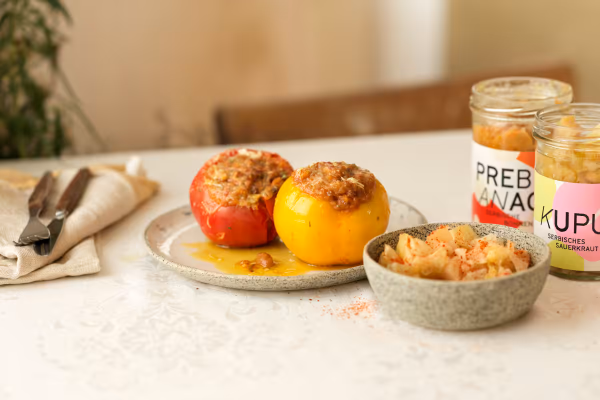 Gefüllte Tomaten mit Prebranac und Kupus auf einem schön gedeckten Tisch