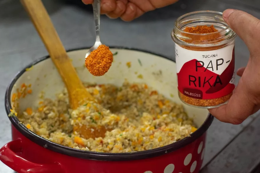 Die Fülle der Sarma in Mangold wird mit Tucana Paprika gewürzt
